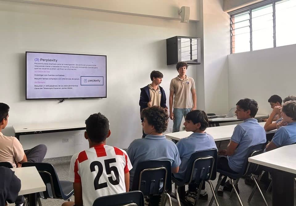 Estudiantes en un taller de AlegrIA